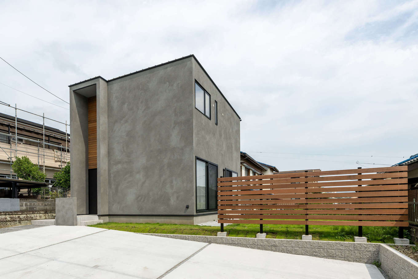 ハウスプラン（R＋house沼津・富士）【デザイン住宅、収納力、建築家】アウトドアを共通の趣味に持つＴさん夫妻。新居が完成してからは、家の居心地があまりに良いため外出が減り、十分な広さの庭でおうちキャンプやバーベキューなどをして、家族の時間を楽しんでいるという