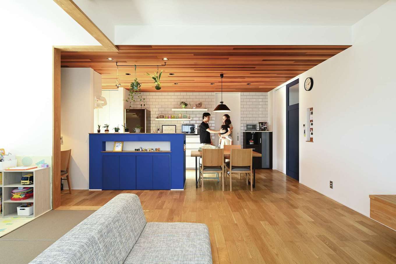 幹工務店【デザイン住宅、趣味、間取り】LDKは奥さまがこだわったブルーがポイント。腰壁の部分はクロス張りにし、ニッチカウンター下の収納部分は造り付け家具で色を合わせた。リビングの横には３畳分の畳コーナーがあり、子どものお昼寝やおもちゃ遊びにと活躍している