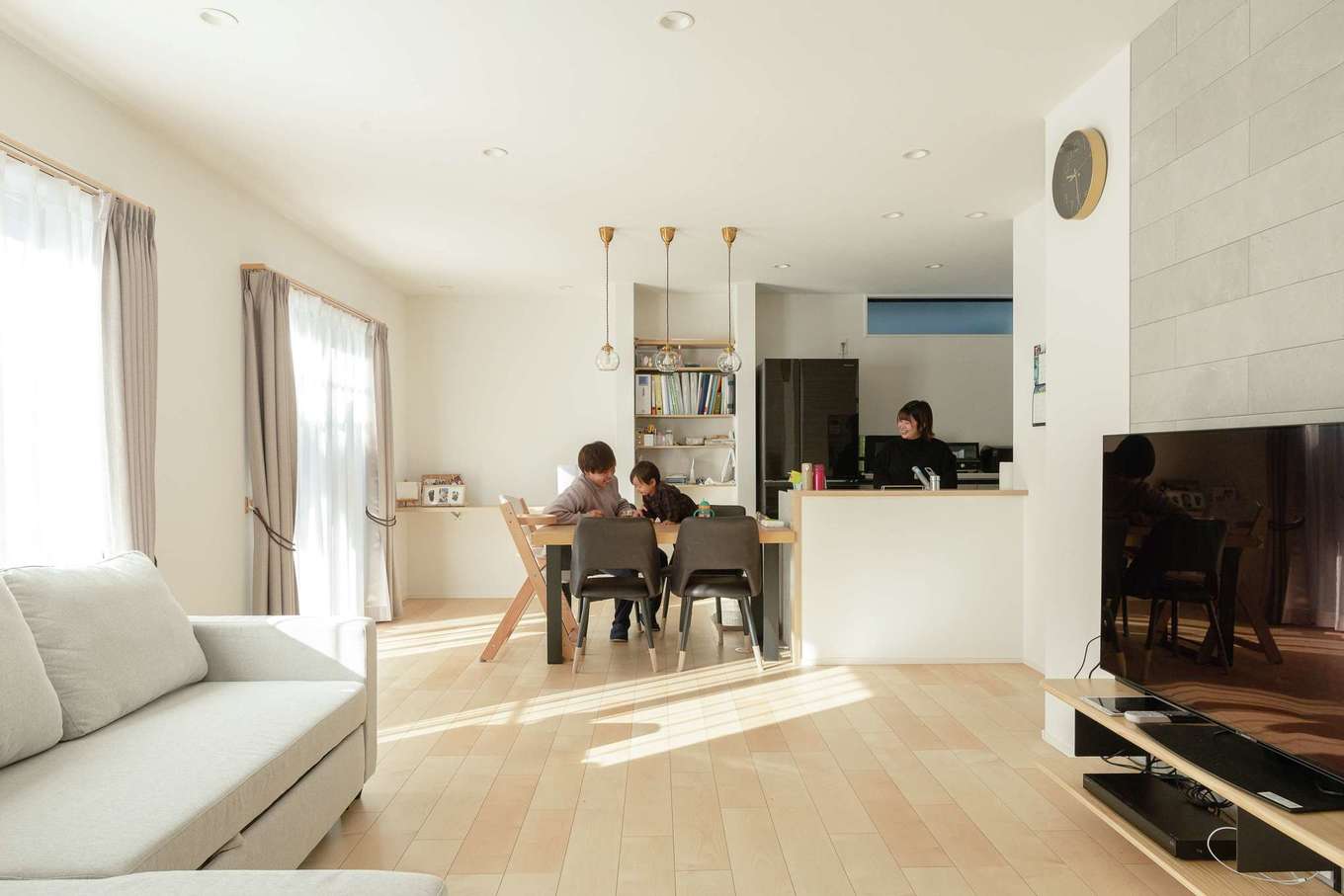 HAPPY HOUSE（山田工務店）【デザイン住宅、子育て、間取り】シンプルであたたかな空間を希望した。床は明るいナチュラルテイスト、壁はホワイトでまとめ、造作テレビ台の背後の壁にはエコカラットを採用。やさしいアクセントになりつつ、調湿・消臭効果を発揮する