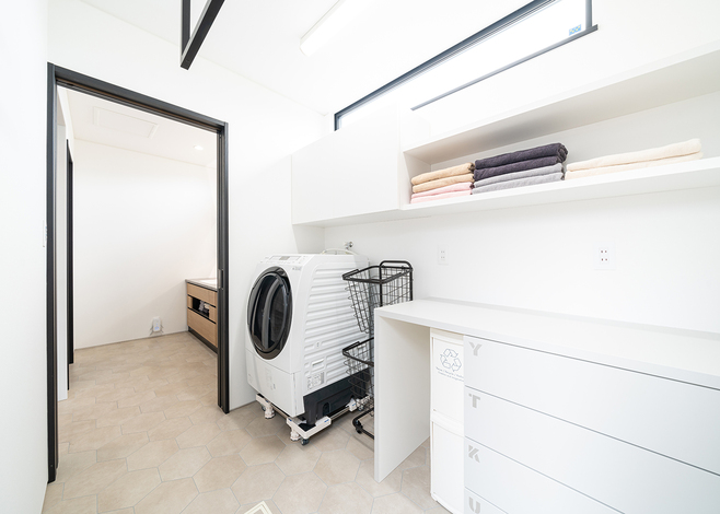 洗面脱衣室とつながる広いランドリールーム