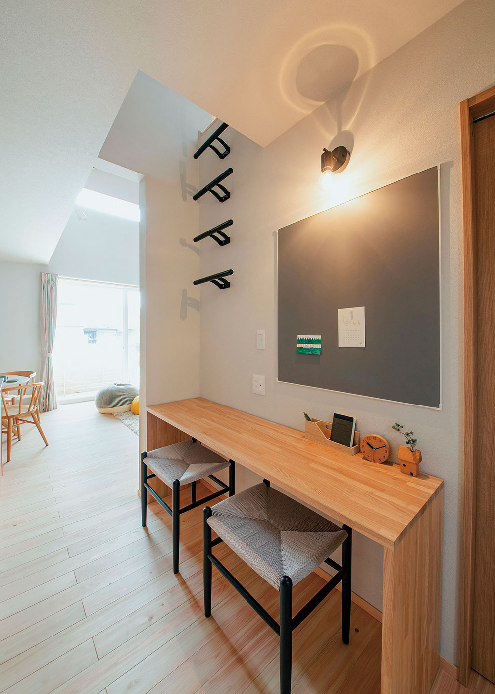 フジモクの家（富士木材）【富士市五貫島6-7・モデルハウス】キッチンから目が届く場所に宿題や読書にピッタリの造作カウンターを設置。自然なコミュニケーションが育まれる。遊び心を感じさせるハシゴの先はロフトへ
