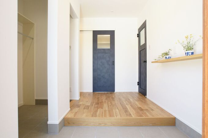 ネイビーの建具とアーチ型の造作が印象的な玄関ホール。