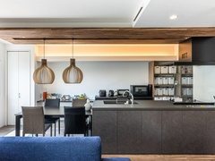 キッチンはフルフラットタイプのLIXILのリシェルを採用。
セラミックトップの美しさが際立ち、落ち着いた色合いでコーディネートされたLDKに馴染みます。
また、キッチンと横並びにダイニングテーブルが配置されているので、食事の配膳や片付けがしやすく、家事の負担がグッと減ります。
生活感が出やすい冷蔵庫は、死角になる専用スペースを作ることでリビング側から見えにくくするという工夫もあります。