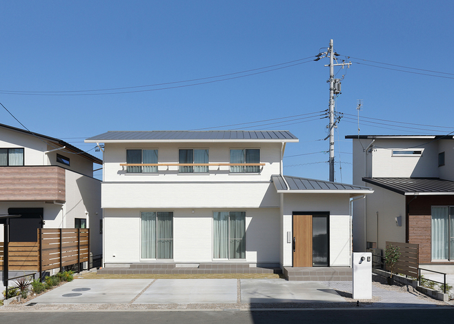 十分な駐車スペースを確保。背面にはガーデニングやBBQを楽しめるテラスも