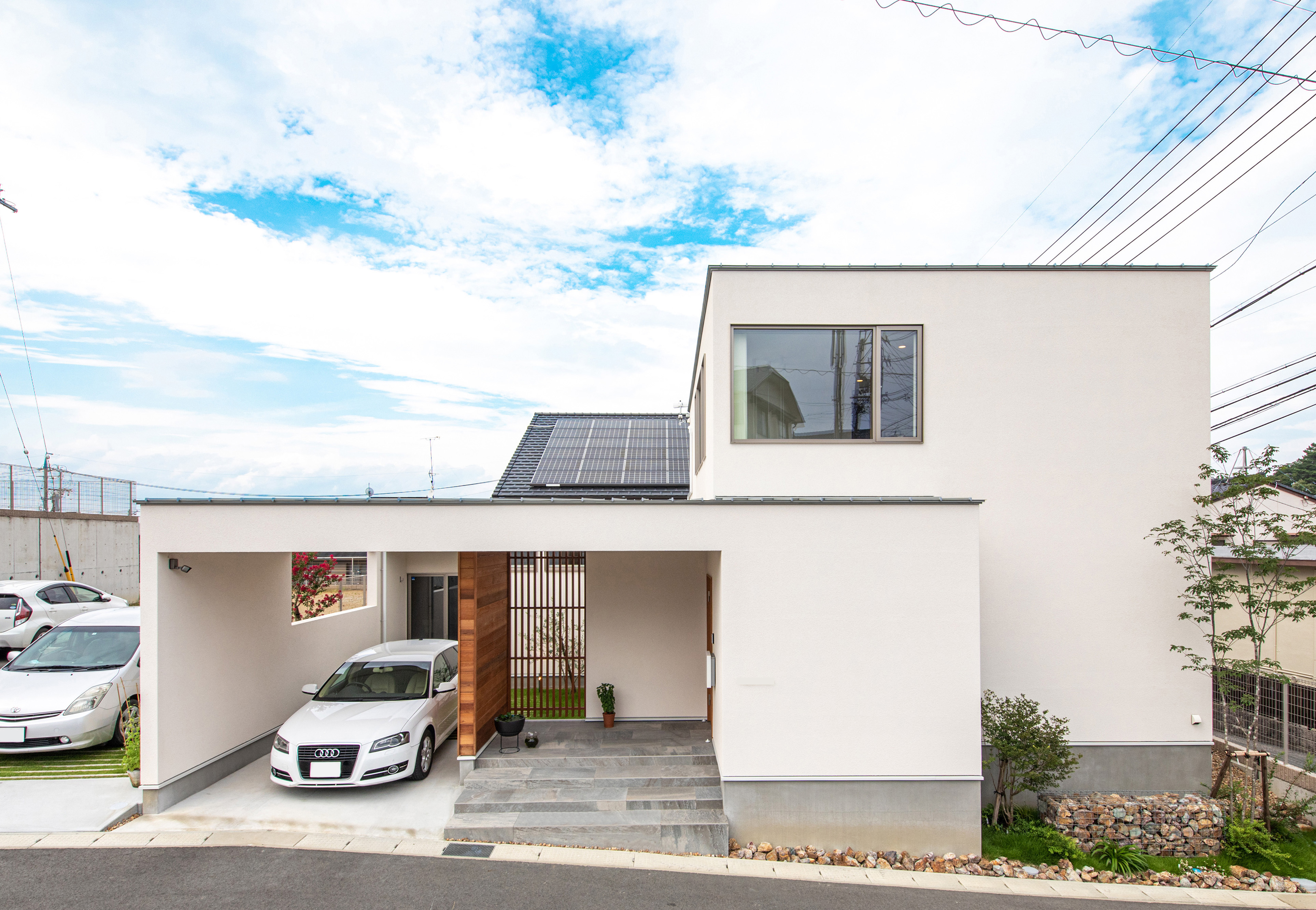 SEIEN ARCHITECT【趣味、建築家、インテリア】外観は、ガレージから中庭を囲む壁まで建物と一体化させたデザイン。均整の取れたフォルムがスタイリッシュで印象的