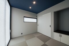和室には、『DAITOKU』の完成見学会で見て気に入った琉球畳を使った。濃いブルーの天井とグレーの畳の組み合わせがモダン