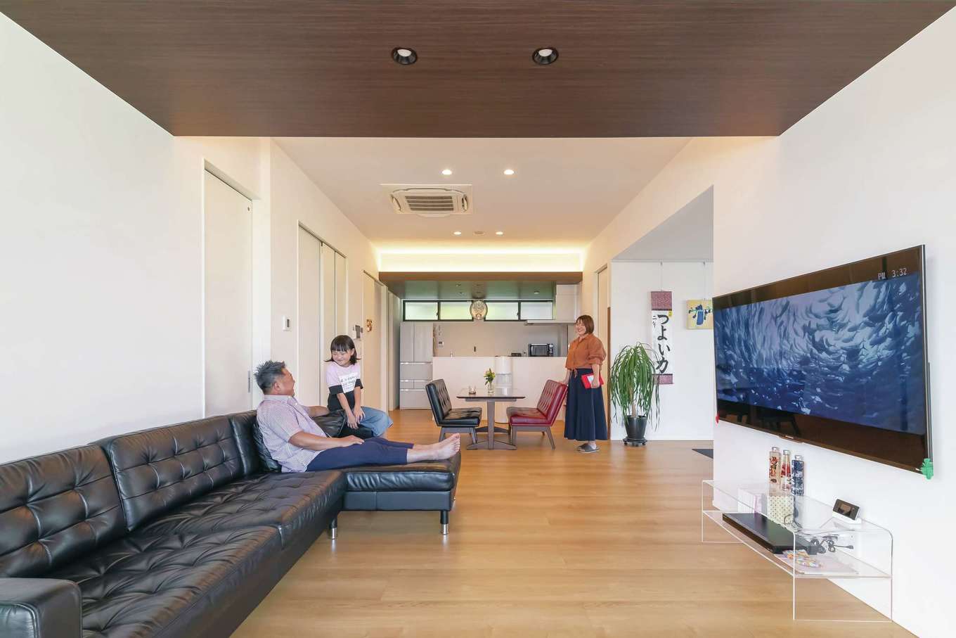 水野工務店【デザイン住宅、収納力、平屋】折上天井でメリハリをつけたLDK。屋外の軒と同じ色合いに仕上げたことで、外と内の一体感が生まれた