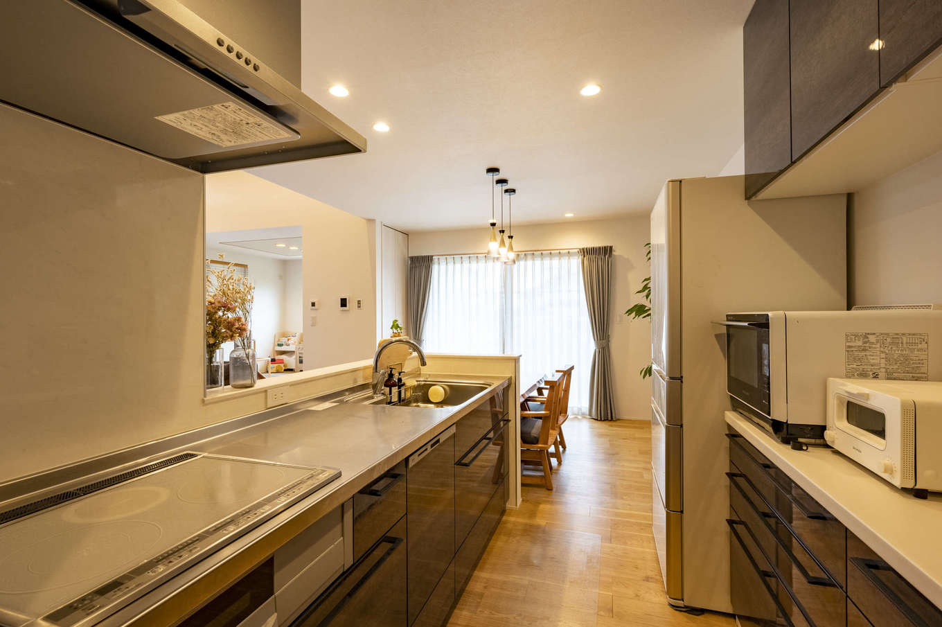 AQURA HOME（アキュラホーム）【デザイン住宅、収納力、間取り】タッチレス水洗、深型の食器洗い乾燥機を備えたキッチン。白い調理家電で空間を統一し、見せる収納に