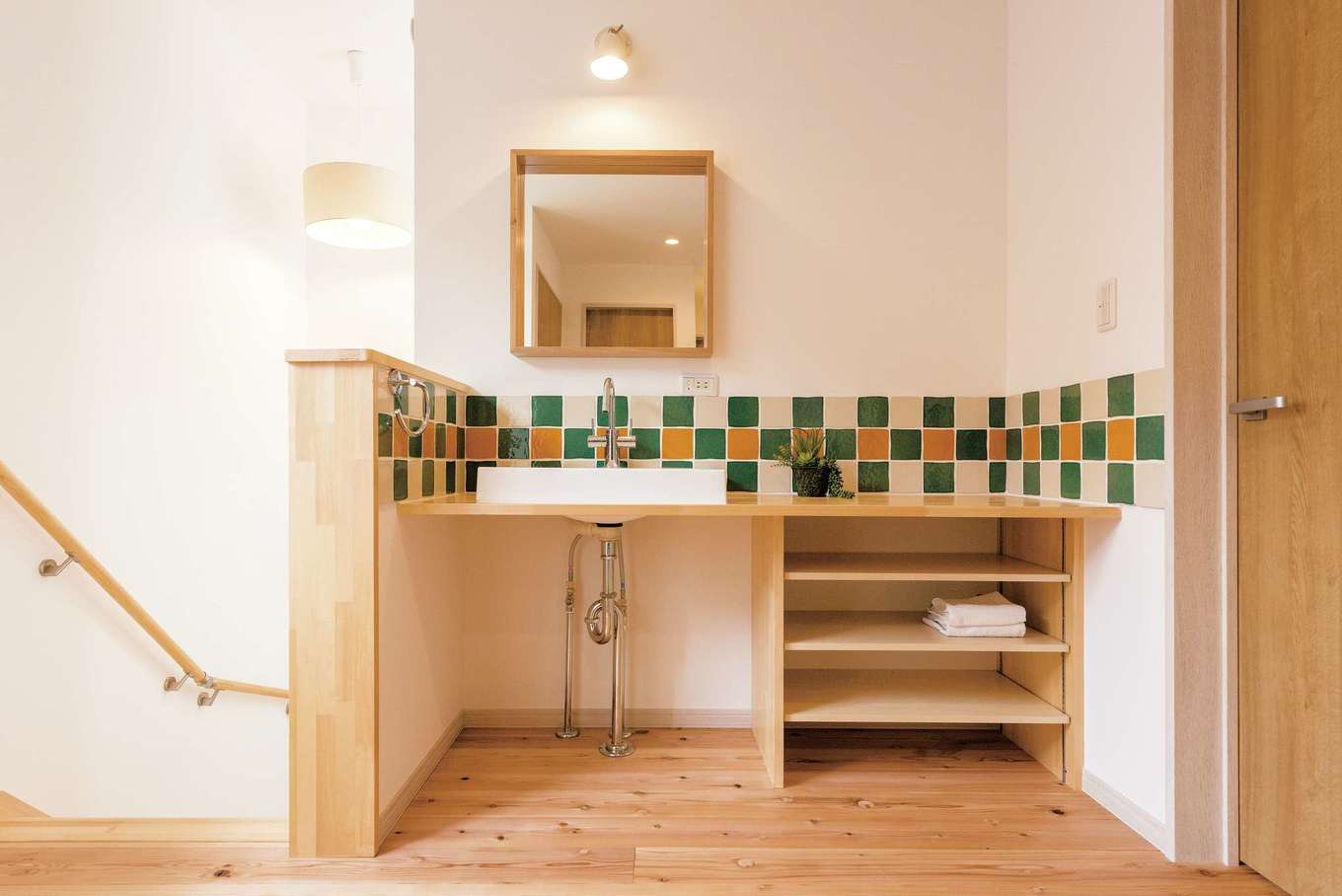 フジモクの家（富士木材）【子育て、自然素材、インテリア】2階ホールに洗面台を造作。奥さまが選んだタイルでアクセントをつけた