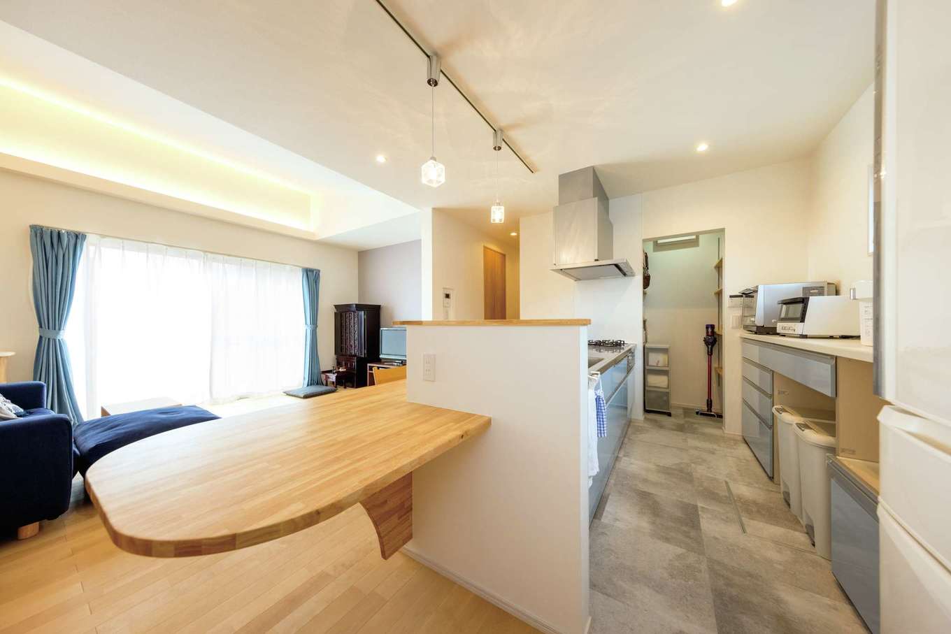 内田建設｜3方向から座れる楕円形のダイニングテーブルを造作。片持ちの脚がおしゃれ 