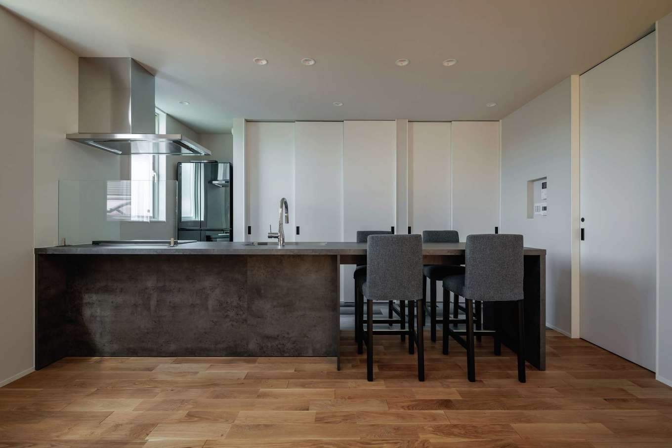 tact design firm【デザイン住宅、子育て、間取り】オブジェのように美しいキッチン。背面の食器棚はハイドアでサッと隠せる