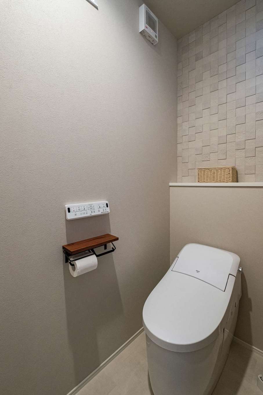 イデキョウホーム【自然素材、省エネ、間取り】トイレにも、消臭効果をもつエコカラットを採用
