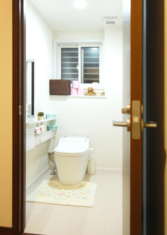 トイレも介護しやすいようにと、スペースを広くとっている。カウンターや手洗もちょうど使いやすいサイズ