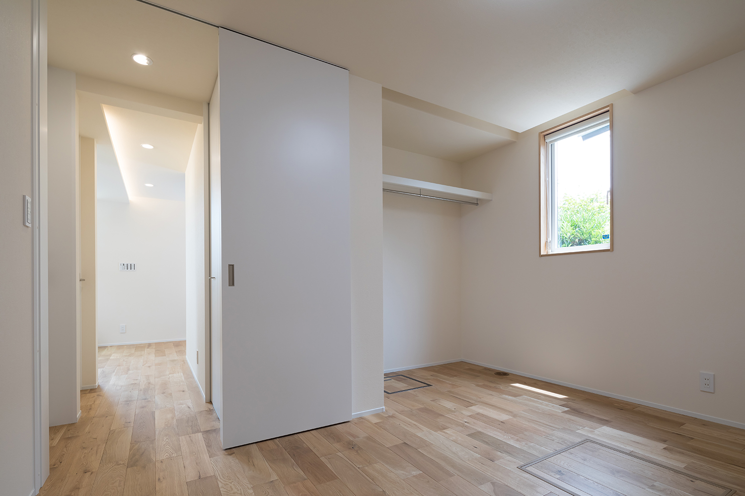 tact design firm【デザイン住宅、間取り、スキップフロア】シンプルで開放感のある居室。ナチュラルウッドのフローリングが魅力的で、クローゼットが備わる