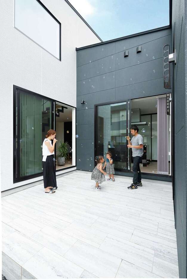 外からの視線を遮りながらBBQや子どもプールを楽しめるテラス。リビング、ダイニングはもちろん、サンルームからもつながり、奥さまの家事負担を軽減する