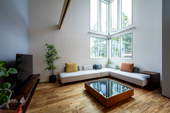 明るい自然光が差し込むリビング。モダンな家具とウッドフローリングが調和し、落ち着いた雰囲気を演出している。