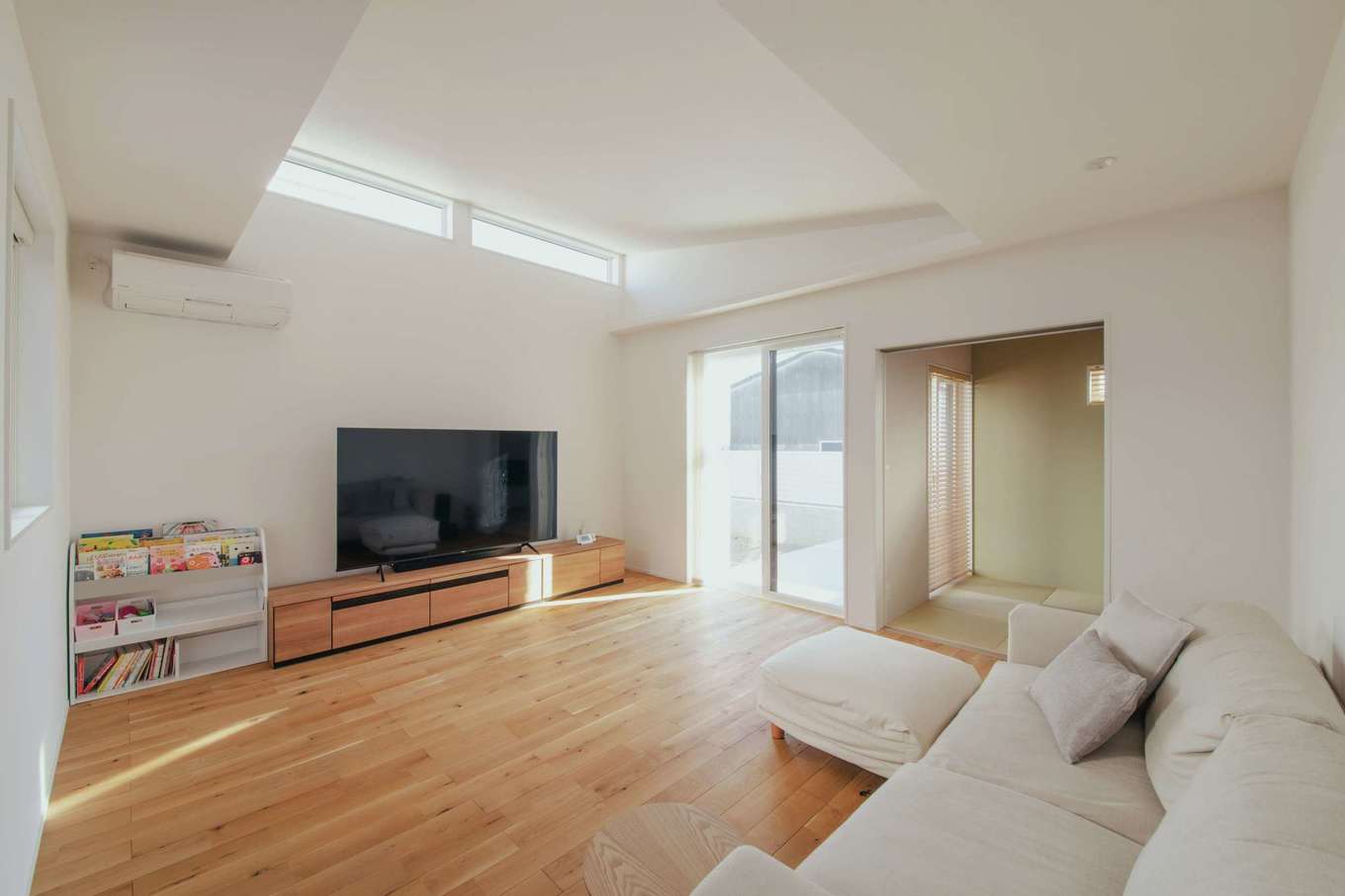 内田建設【デザイン住宅、建築家、平屋】勾配天井を活かしたリビング。床は無垢のナラ材で、時とともに風合いを増していく