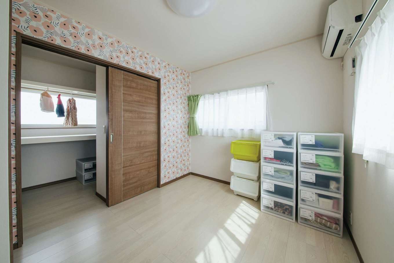 子育て安心住宅 Design Craft Office｜階和室は洋室に。明るいクロスは奥さまのセレクト。収納も利便性が向上