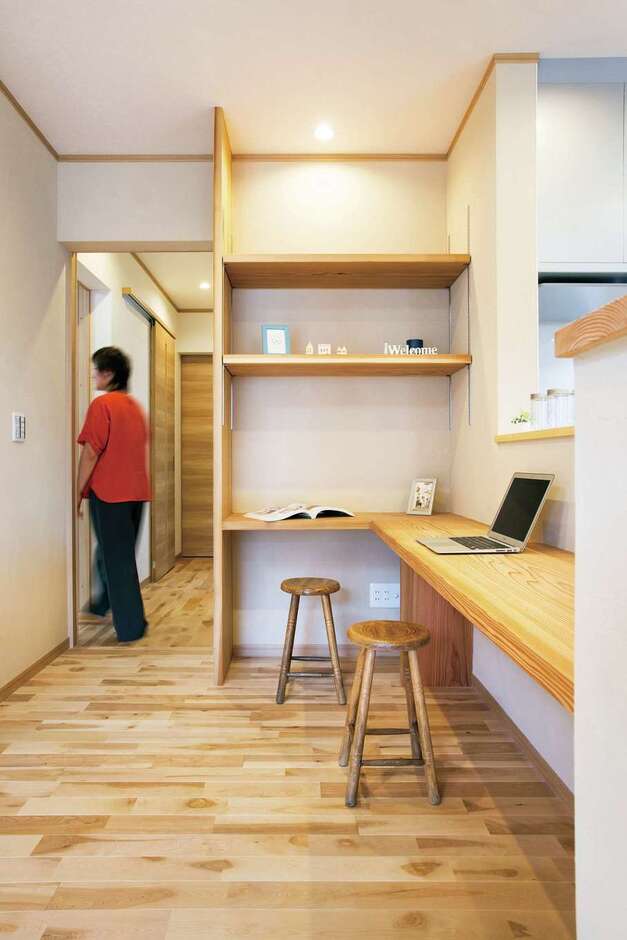 キッチンカウンターは造作棚とつなげてＬ字型に。ご両親だけで食事をとる時や、パソコン作業など、いろいろ使えて便利