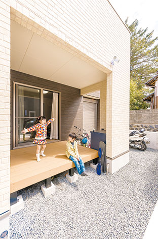 アフターホーム【1000万円台、子育て、間取り】バルコニーを広げたことでできたスペースは、インナーデッキを設置。お子さんが遊んだり、ご主人がのんびりタバコを燻らせたり