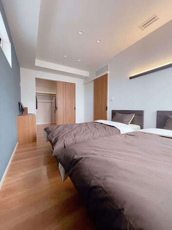 7.5畳の主寝室。間接照明でリラックスできる