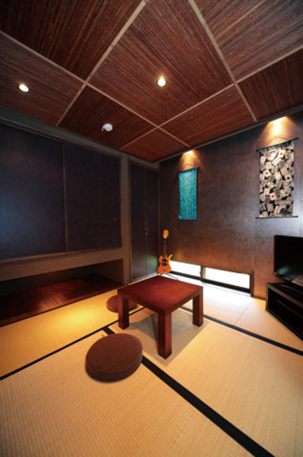 和室は「居酒屋風に」とリクエスト。遊び心と落ち着きが同居する空間に仕上がった
