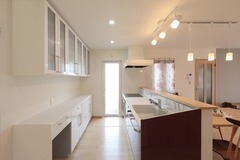 広々とした作業スペースを持つモダンなキッチン。対面式カウンターがあり、家族とのコミュニケーションも取りやすい設計である。