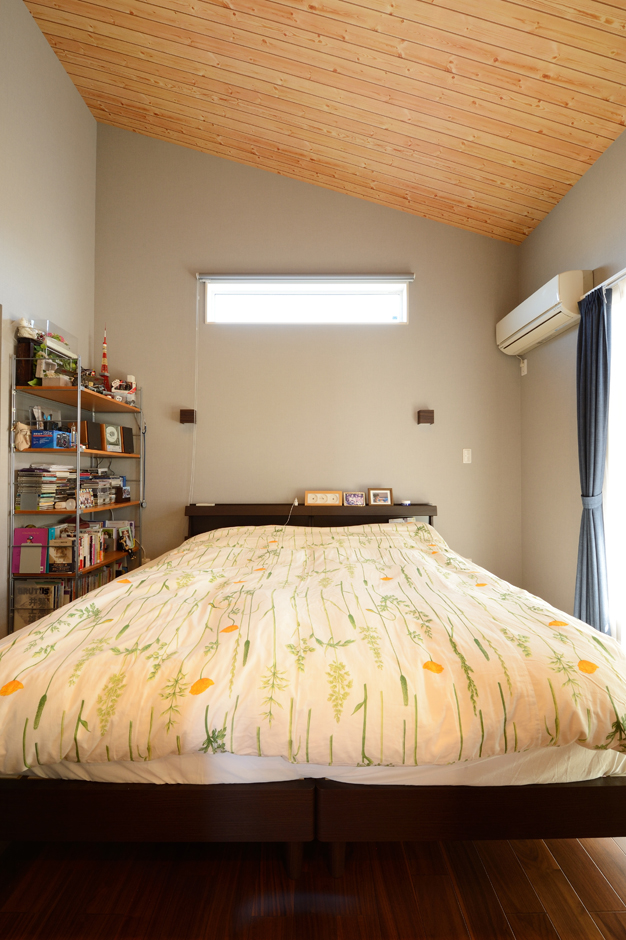 Yamaguchi Design 【デザイン住宅、収納力、間取り】勾配天井を採用し、より開放的に感じられる主寝室。天井に無垢板を張るなど、同社のモデルハウスを見て参考にした