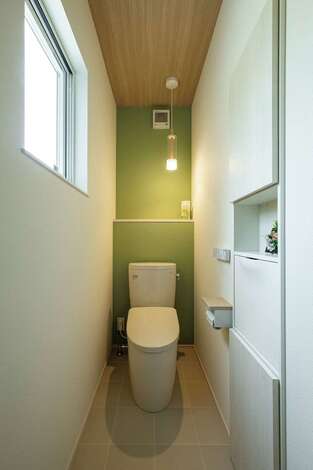 クロスの色と照明にこだわったトイレ