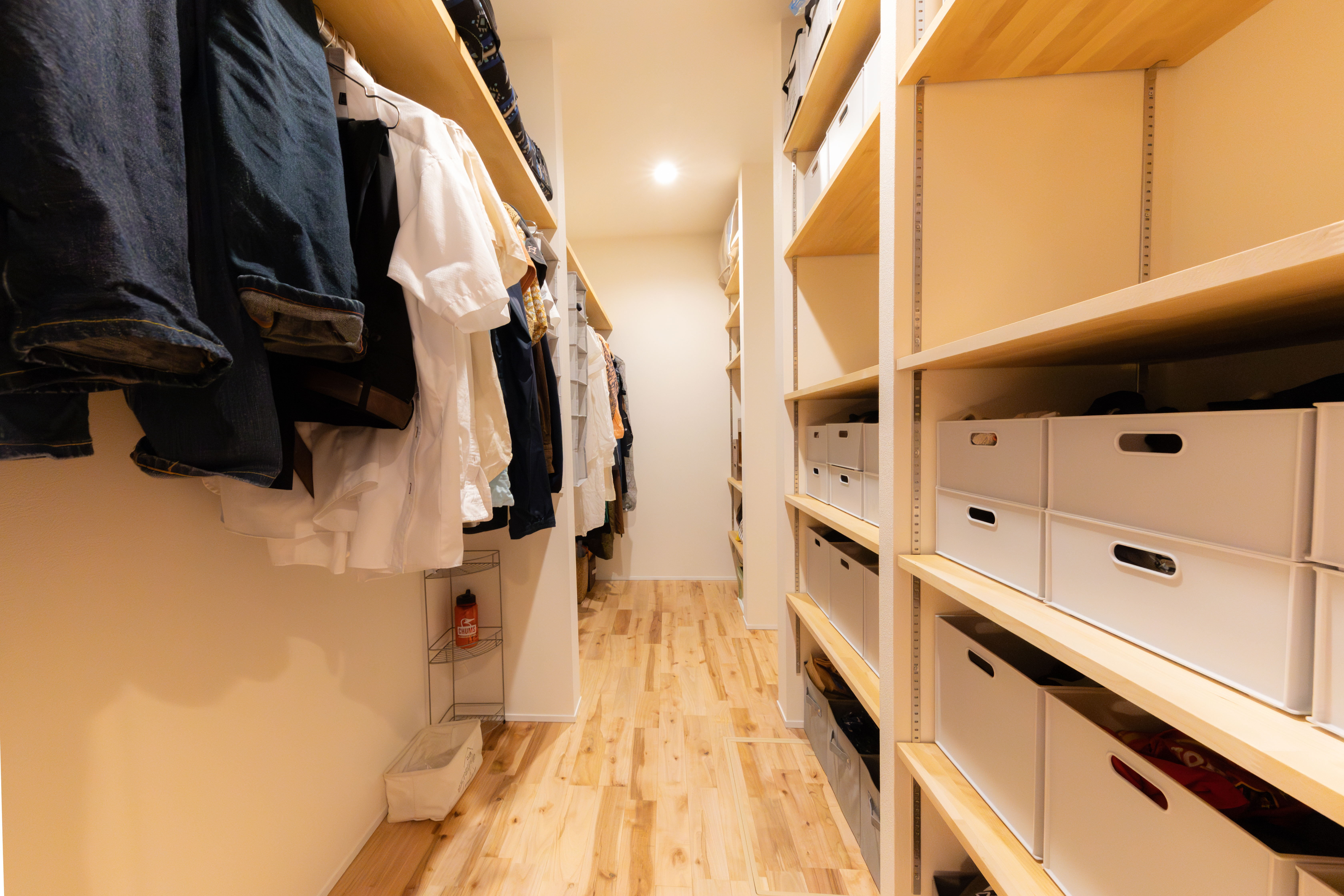 しんやま工務店｜衣類や小物をたっぷり収納できるウォークインクローゼット。整理整頓がしやすい設計で、両側に収納棚があり機能的なスペース。