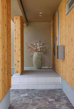 天然石を貼ったアプローチ