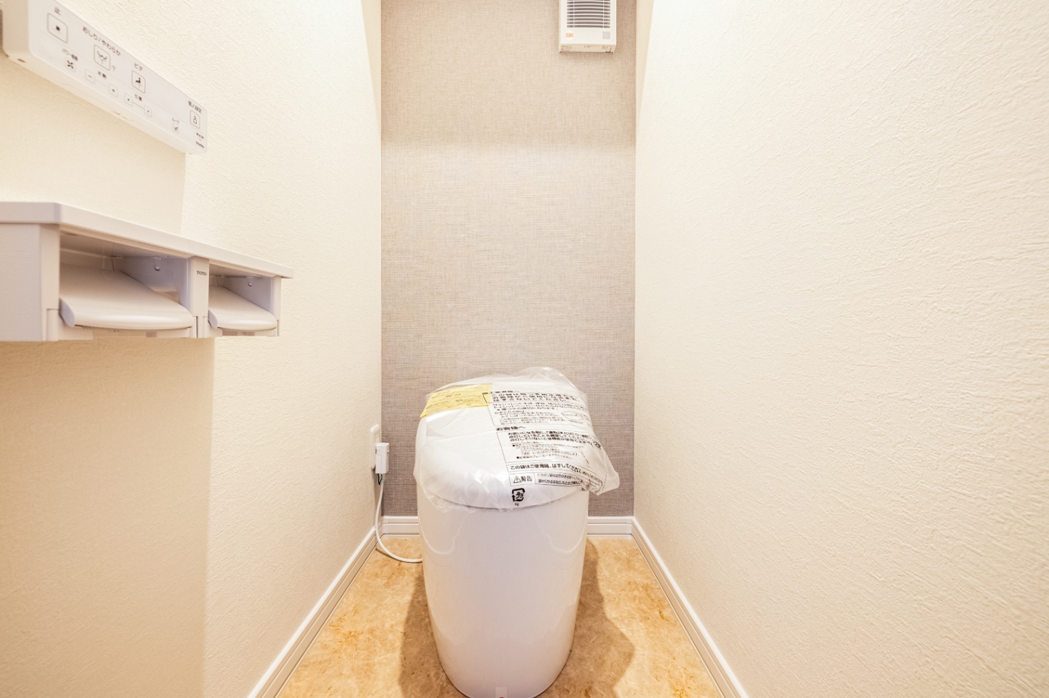 ロゴスホーム 宇都宮店｜すっきりとしたデザインのトイレ。コンパクトながらも洗練された空間が広がっております。