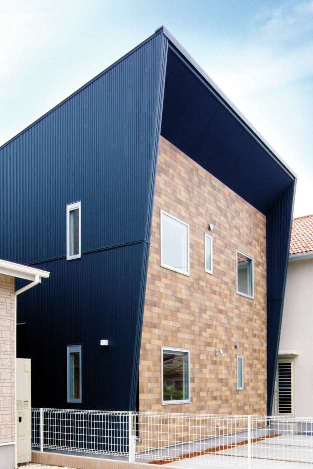 一級建築士事務所 GO_AN (ゴアン)【デザイン住宅、建築家、自然素材】ガルバリウム鋼板とウッドシェイクを使用したスタイリッシュな外観