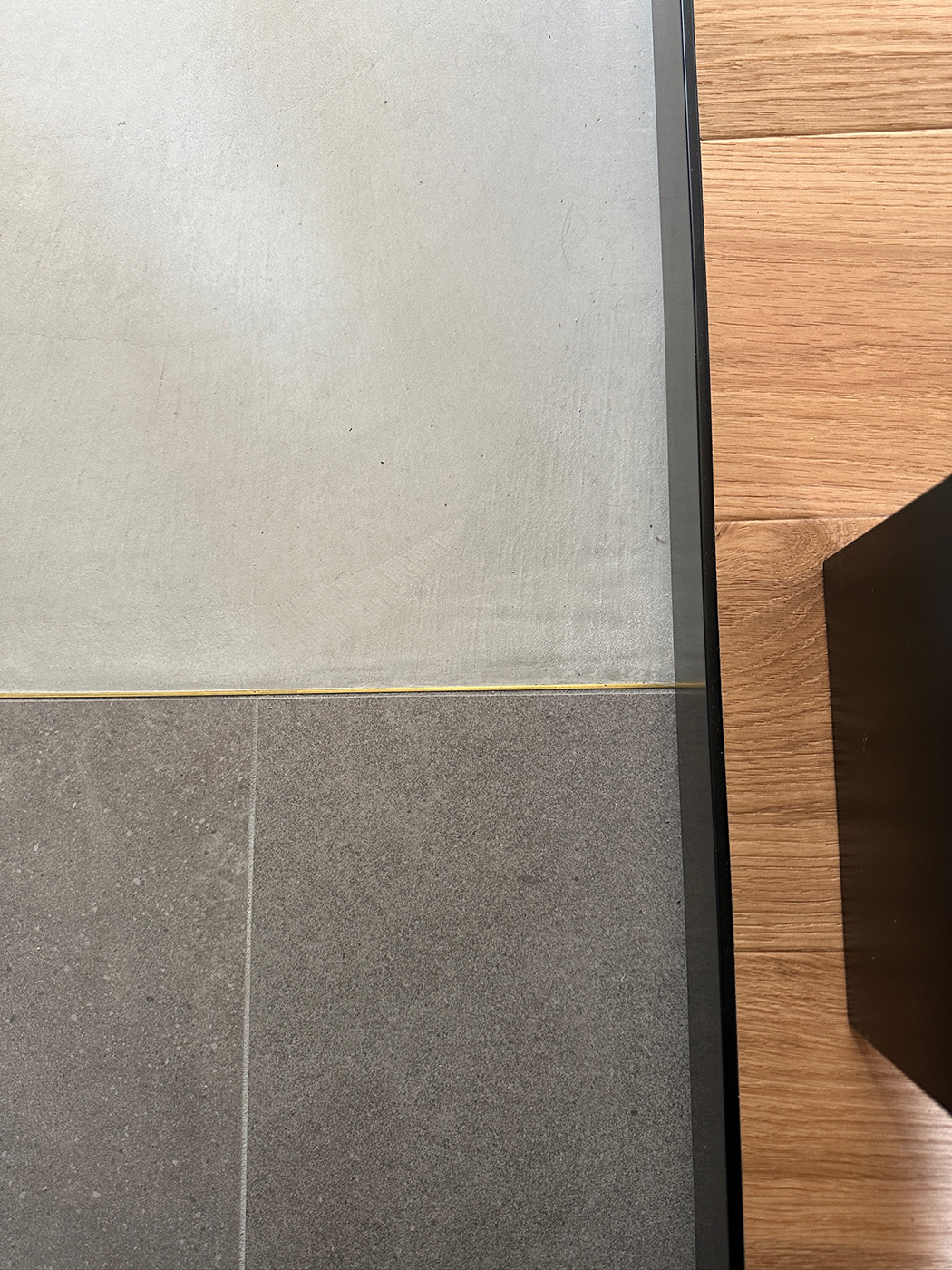 BASE.trip【デザイン住宅、間取り、インテリア】玄関のホールと土間の境に真鍮（しんちゅう）の見切り材を使用