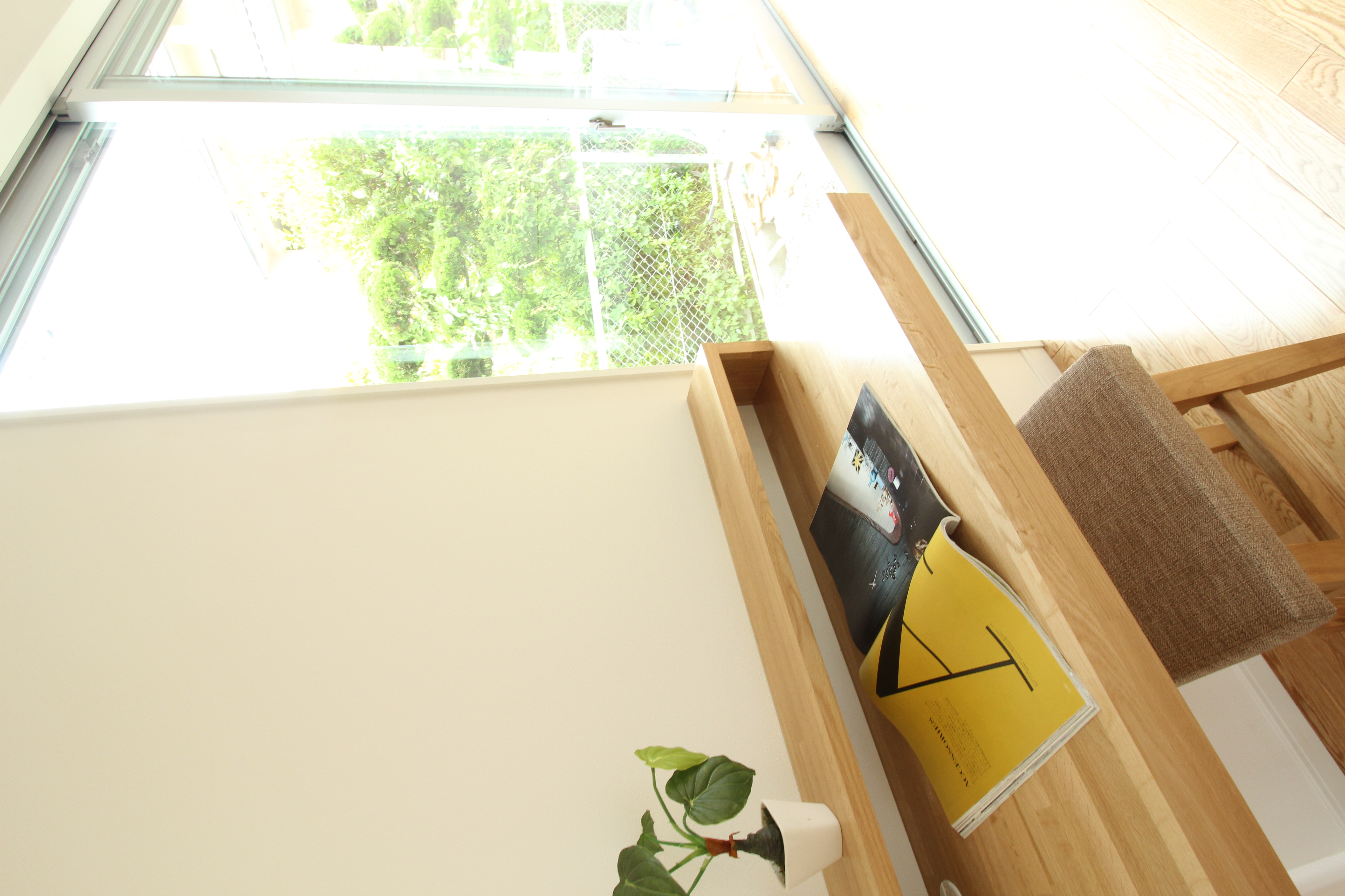 小野田産業～designers house project～｜明るい窓辺に設置されたスタディスペース。ナチュラルな木材のデスクとシンプルなスツールが落ち着いた学びの空間を演出している。