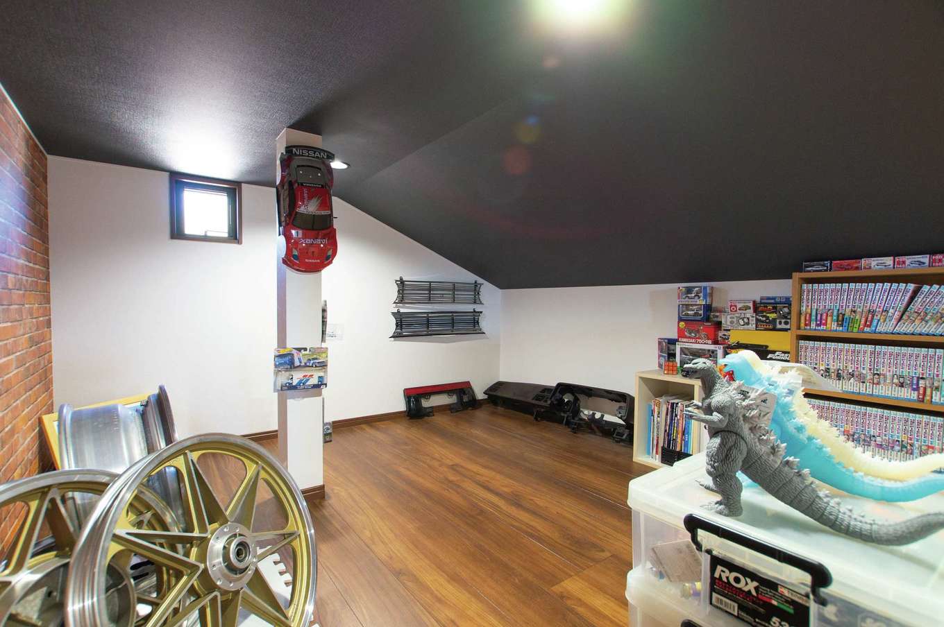 さくらホーム【趣味、ガレージ、鉄骨鉄筋コンクリート構造】小屋裏の一部を趣味部屋に。大人の秘密基地だ