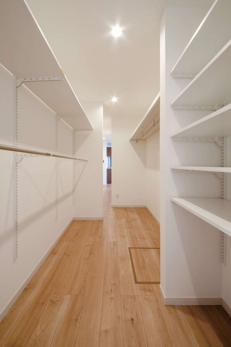 未来創建【デザイン住宅、省エネ、平屋】LDKの裏側にはウォークスルークローゼットがあり、奥へ進むと寝室へ