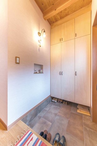木目が柔らかなシナ合板で造作した玄関収納