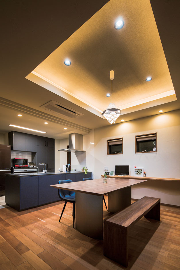 -delphi- デルフィ（藤井建築事務所） 【デザイン住宅、建築家、鉄骨鉄筋コンクリート構造】折り上げ天井と照明を組み合わせ、空間に立体感のあるダイニングキッチン。１階と吹き抜けの壁と天井の白い部分はすべて左官の手による塗り壁。奥さまがチョイスしたペンダントライトが塗り跡を美しく映し出す