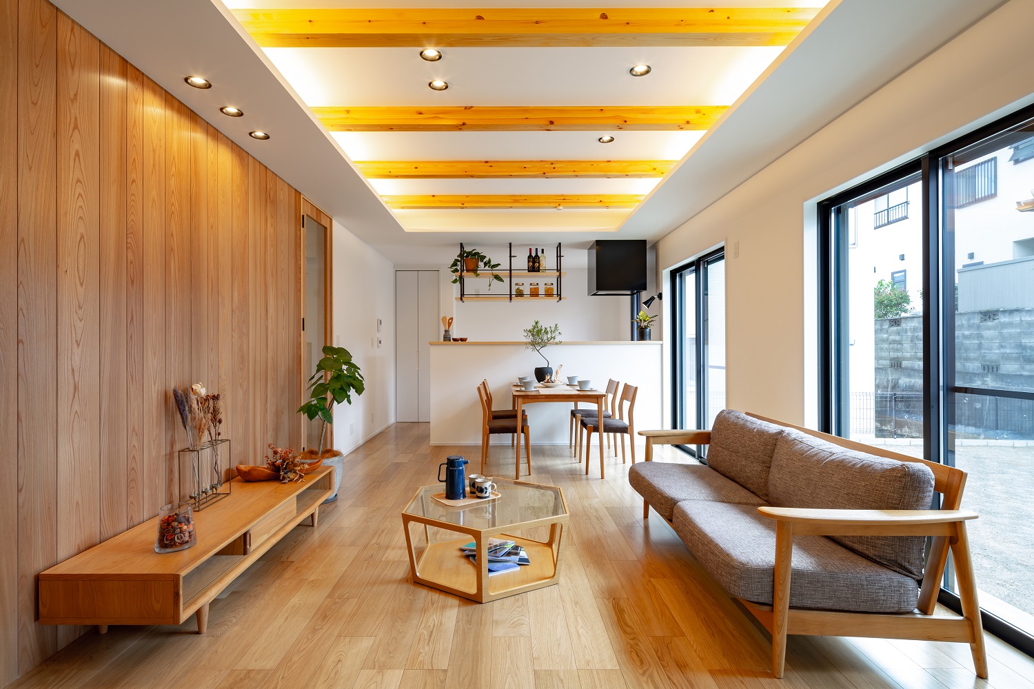 ムニカデザイン（まほろばホーム）｜天井に梁を設けたり、間接照明を使うことで、空間に動きを持たせつつ、スッキリとしたモダンな雰囲気に。