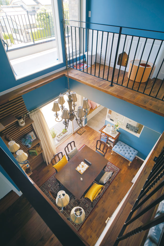 幹工務店【デザイン住宅、輸入住宅、インテリア】アンティークのダイニングテーブルを中心に配したダイニング。猫たちが上り下りできるように、壁面にステップ棚を設置