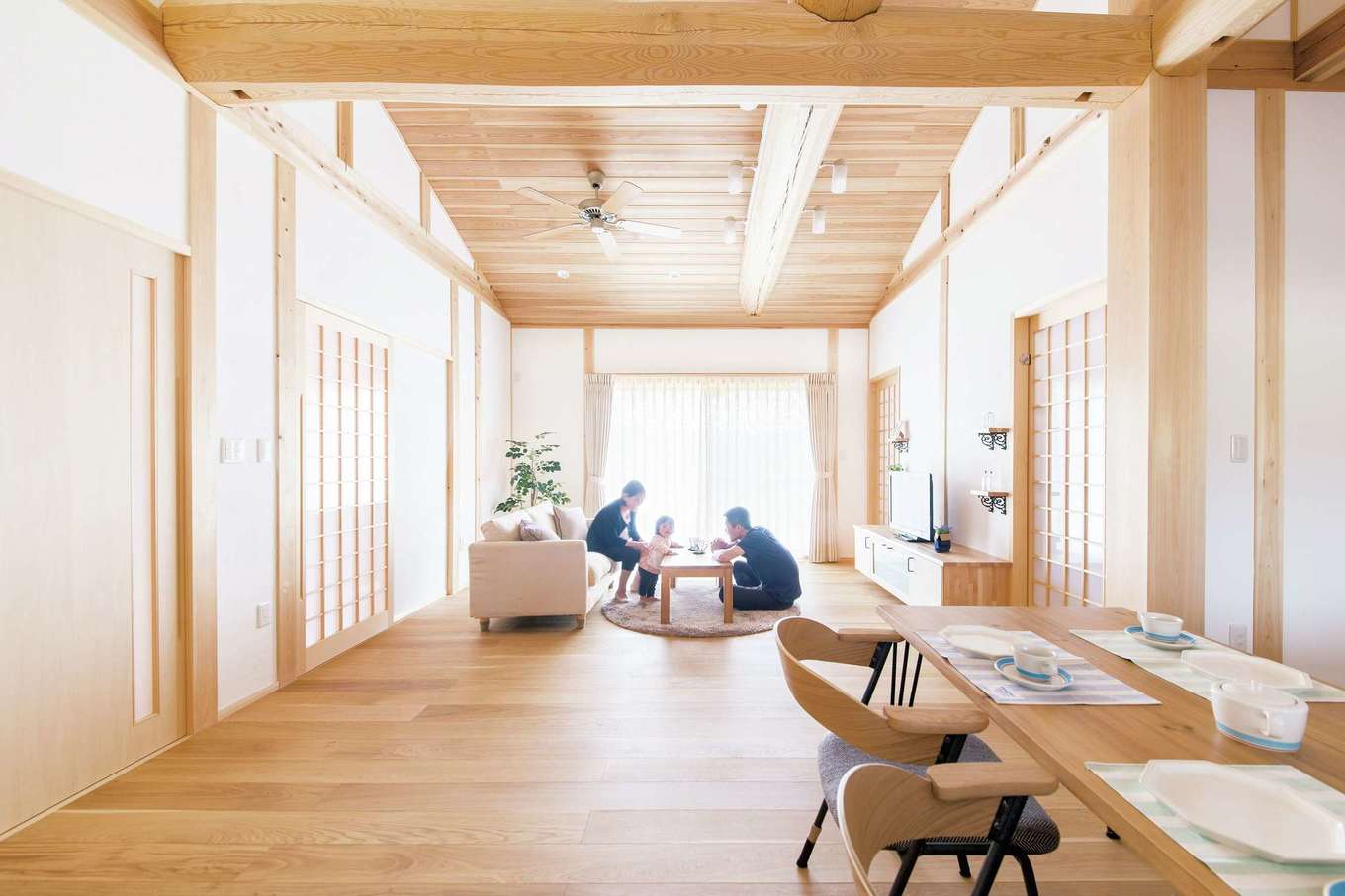 深見工務店 S-style【収納力、自然素材、平屋】無垢と漆喰、真壁造りの美しいLDK。光と風を取り込み、開放的で夏でも快適に暮らせる