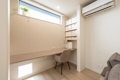 子世帯：LDKの一角に設けたワークスペースは収納棚も豊富に備え、使い勝手とデザインを両立したちょうどいい距離の書斎です。