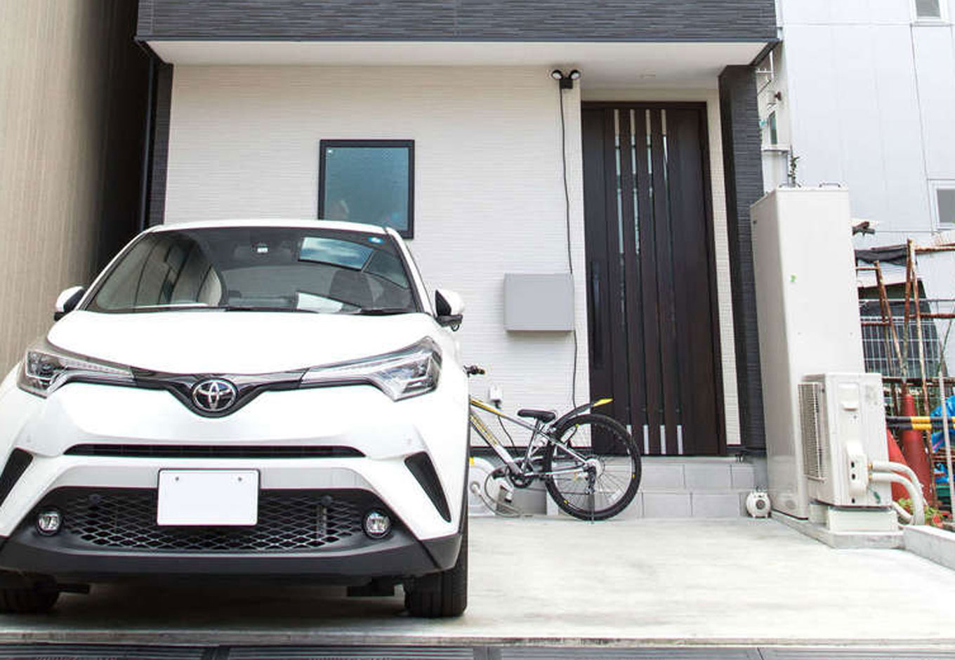 建築システム（狭小住宅専門店）【1000万円台、狭小住宅、インテリア】駐車は2台可能。玄関の軒天井を壁に合わせて白にすることで、優しい印象の玄関ポーチに