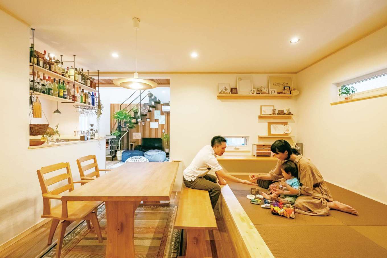 ぽっくハウス【リプルス】【1000万円台、デザイン住宅、自然素材】キッチンから目が届く小上がりの畳スペースは遊びによし、お昼寝によし。奥には将来の宿題用にカウンターが用意され、庭が見える位置に窓が備えられた。畳は雰囲気に合うクルミ色を選択