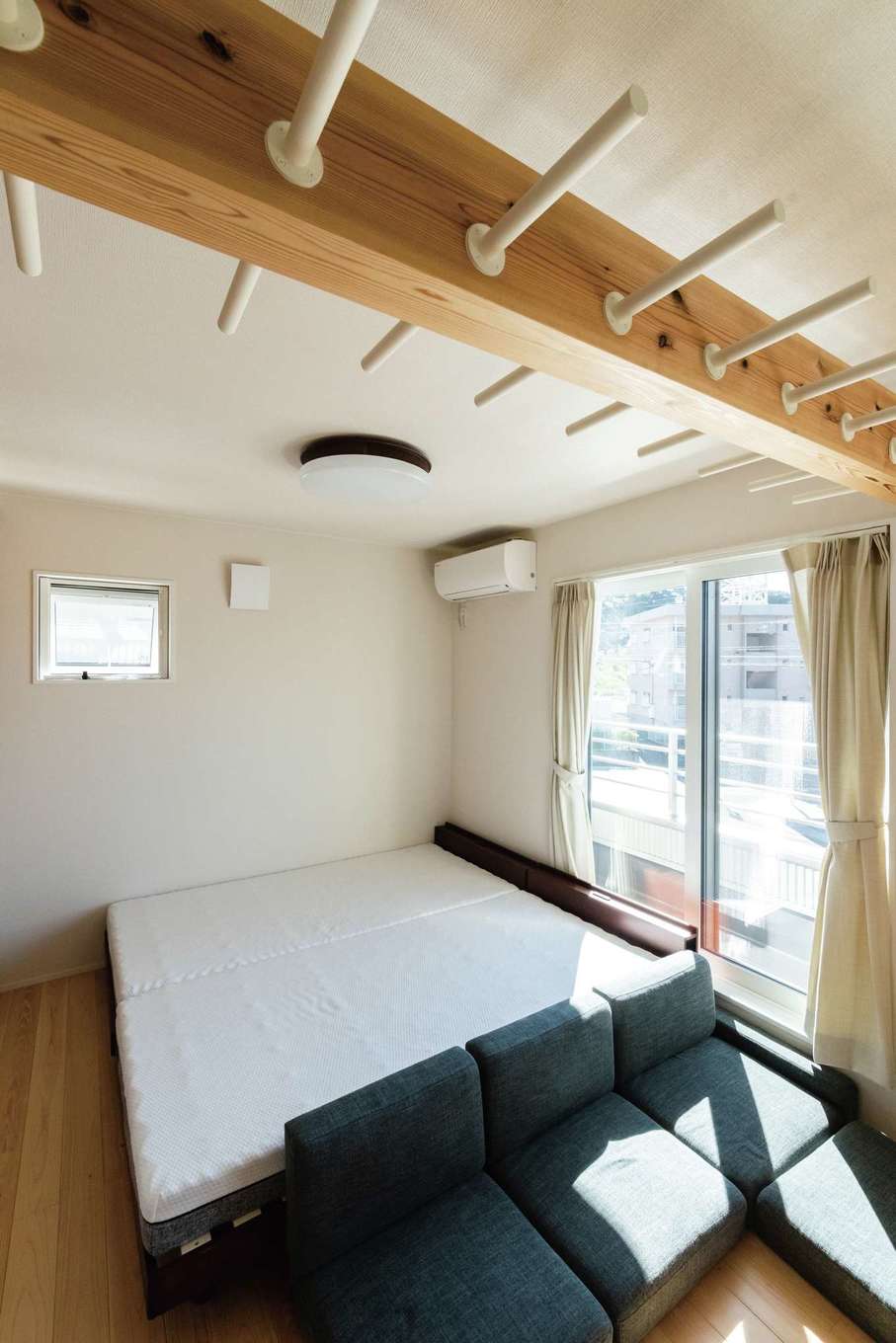 仲田工務店【自然素材、省エネ、間取り】将来2部屋に仕切れる子ども部屋。真ん中はうんてい仕様になっている