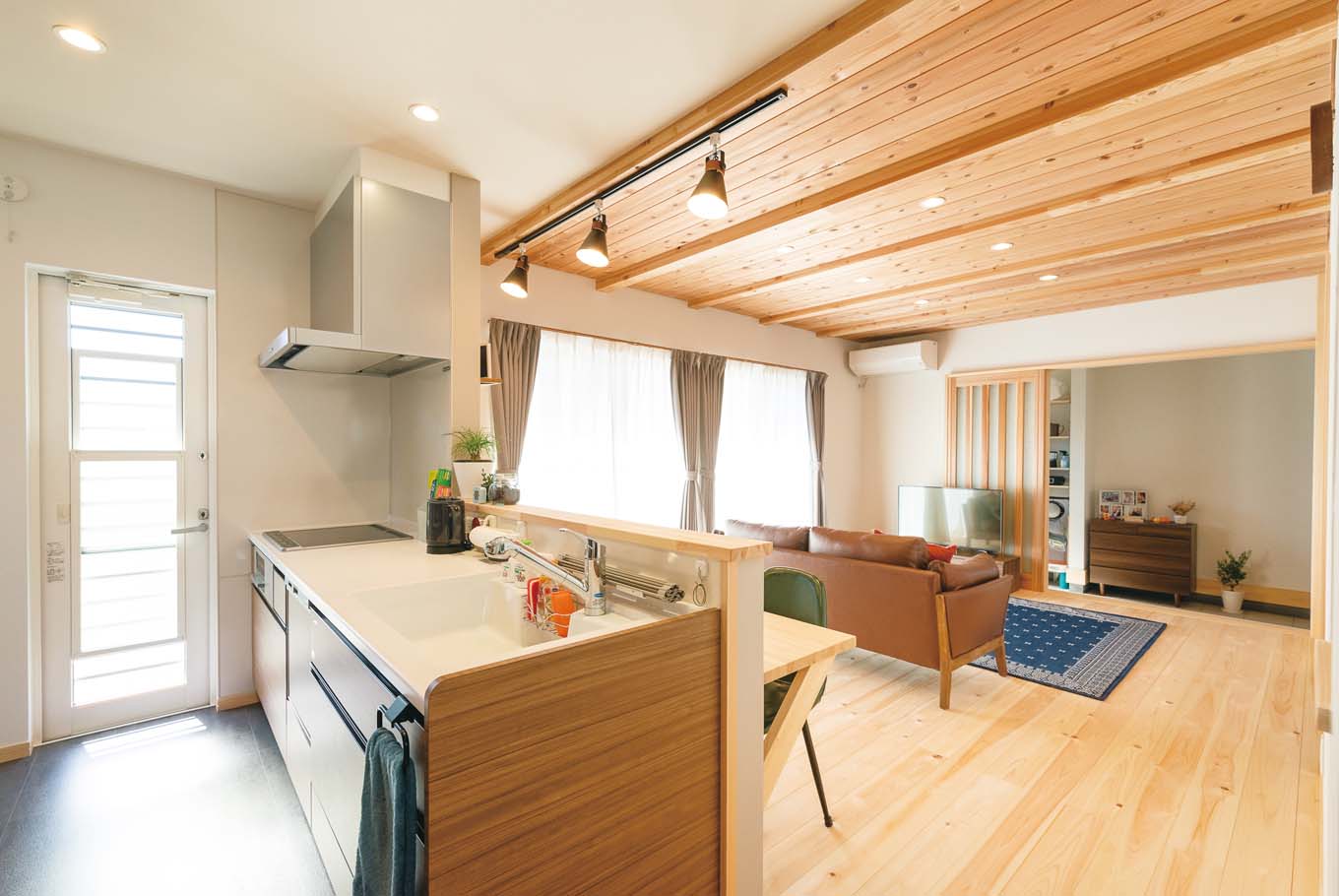 福工房【子育て、自然素材、間取り】キッチンに家族の声が届く。「おはよう」も「ただいま」も視線をあわせて