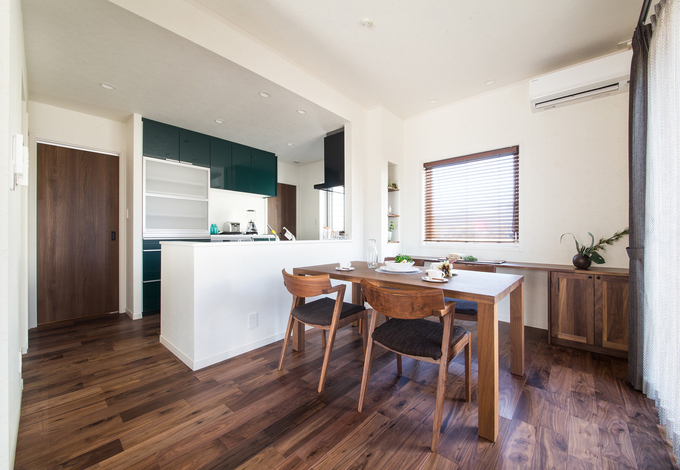 カウンターやニッチなども設けたダイニング空間。対面式のキッチンで家族との会話も弾む