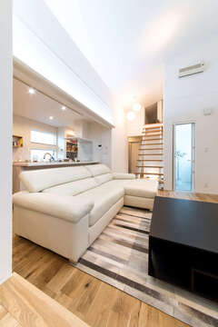 階段の先にあるのは小屋裏部屋。進学のため一人暮らしをする長男が帰省するときには、このスペースで眠る。家具は「ACTUS」でコーディネート。インテリアコーディネーターがアドバイスしてくれたそう