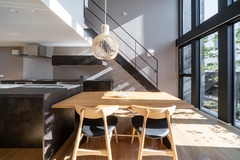 自然光が差し込む明るいダイニングスペース。モダンな木製テーブルとチェアが、部屋全体に温かみを与えている。